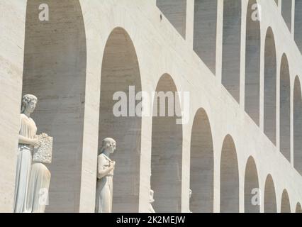 Le Palazzo della Civiltà Italiana se trouve à Rome, dans le quartier de l'EUR. Aimé par les futuristes pour son aspect abstrait, il est appelé par les Romains Colo Banque D'Images