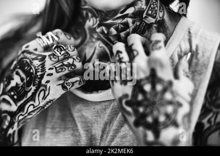 Tatoué avec une attitude. Un petit portrait de studio d'une jeune femme tatouée. Banque D'Images