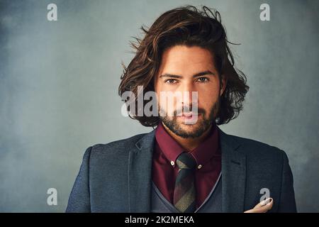 La renaissance de cool. Portrait studio d'un jeune homme élégant et habillé. Banque D'Images