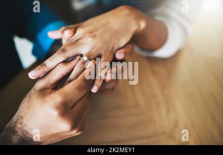 Je veux vous montrer combien Je t'aime. Photo courte d'un homme mettant une bague d'engagement sur son doigt de copine. Banque D'Images