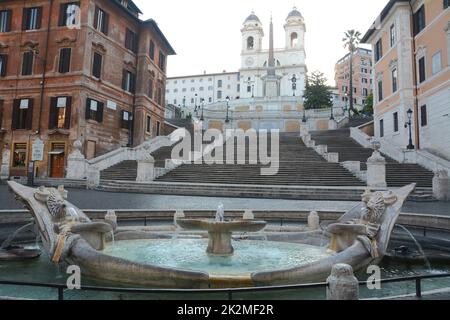 La Fontana della Barcacia est une fontaine de Rome, située sur la Piazza di Spagna, au pied des marches espagnoles. Banque D'Images