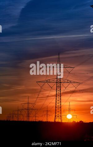 Transport de l'électricité avec le fil de tension hgh sur pylône Banque D'Images