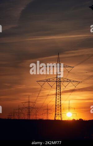 Transport de l'électricité avec le fil de tension hgh sur pylône Banque D'Images