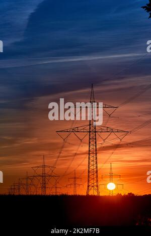 Transport de l'électricité avec le fil de tension hgh sur pylône Banque D'Images