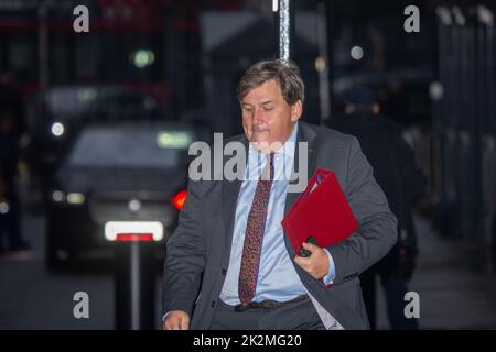 Londres, Angleterre, Royaume-Uni. 23rd septembre 2022. Le secrétaire d'État à l'éducation KIT MALTHOUSE est vu à l'extérieur de 10 Downing Street à mesure que le cabinet se réunit. (Image de crédit : © Tayfun Salci/ZUMA Press Wire) Banque D'Images