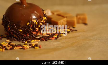 Pomme caramel pour l'automne ou Halloween avec espace de copie Banque D'Images