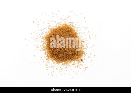 pile de sucre de canne isolée sur fond blanc, tas de sucre de canne naturel non raffiné, vue de dessus Banque D'Images