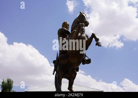 Statue de héros turc à cheval, Alp Arslan (honorifique en turc signifiant « héroïque ou grand lion ») Banque D'Images