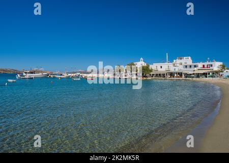 La plage et le village de pêcheurs de Pollonia à Milos, Grèce Banque D'Images