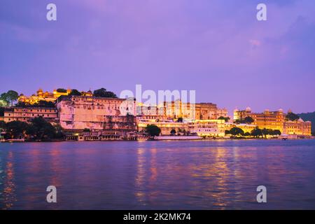 Udaipur City Palace dans la soirée. Udaipur, Inde Banque D'Images