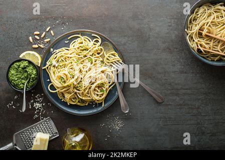 Pesto de basilic spaghetti Banque D'Images