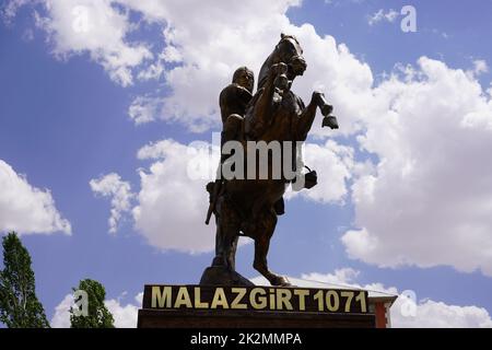 Statue de héros turc à cheval, Alp Arslan (honorifique en turc signifiant « héroïque ou grand lion ») Banque D'Images