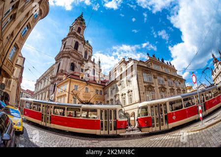 Magnifique église baroque Saint-Nicolas dans le quartier de Mala Strana. Prague, République tchèque Banque D'Images