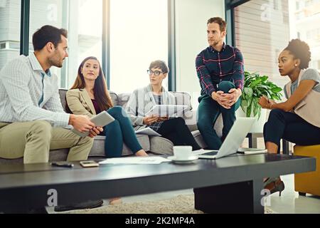 Mettre toutes leurs idées en perspective. Photo rognée d'un groupe de collègues ayant une discussion dans un bureau. Banque D'Images