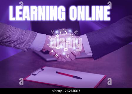 Apprentissage de l'écriture manuscrite en ligne. Approche d'affaires Découvrez quelque chose de nouveau avec l'aide d'Internet et de la technologie mains secouer signature de contrat débloquer de nouvelles technologies futuristes. Banque D'Images