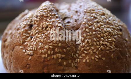 Pain de blé entier cuit à la maison avec des ingrédients bio. Banque D'Images