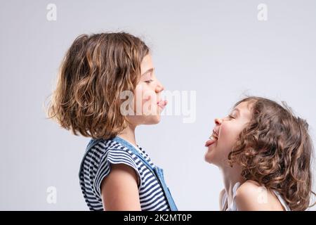 Deux jeunes filles méchants qui sortent de leur langue Banque D'Images