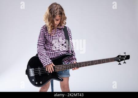 Jeune fille douée jouant une guitare électrique Banque D'Images