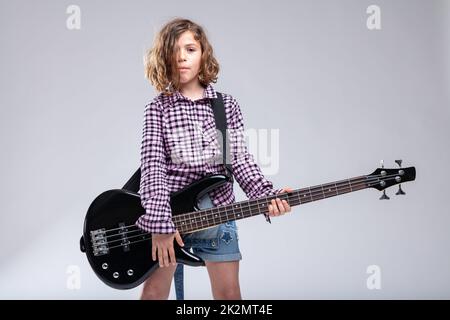 Jolie jeune fille jouant de la guitare électrique Banque D'Images