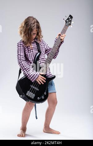 Jeune musicienne jouant une guitare électrique Banque D'Images