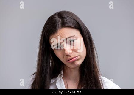 Portrait d'une jeune femme décédée aux cheveux longs Banque D'Images