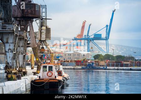 Vue sur le port de Rijeka en Croatie Banque D'Images