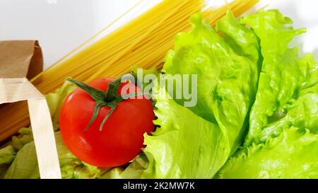 Livraison de nourriture - légumes frais, fruits, pâtes dans un sac de papier, concept zéro déchet, achats en ligne, quarantaine Banque D'Images