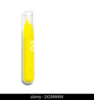 Gros plan sur l'ingrédient chimique sur la table de laboratoire blanche. Poudre de chromate de potassium dans un tube à essai. Banque D'Images