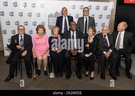 Kwasi Kwarteng, Chancelier de l'Echiquier avec des survivants de l'Holocauste au dîner annuel de l'HET, The Roundhouse. 20th septembre 2022 Banque D'Images