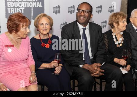 Kwasi Kwarteng, Chancelier de l'Echiquier avec des survivants de l'Holocauste au dîner annuel de l'HET, The Roundhouse. 20th septembre 2022 Banque D'Images