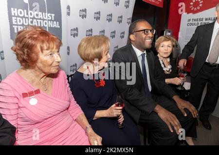 Kwasi Kwarteng, Chancelier de l'Echiquier avec des survivants de l'Holocauste au dîner annuel de l'HET, The Roundhouse. 20th septembre 2022 Banque D'Images