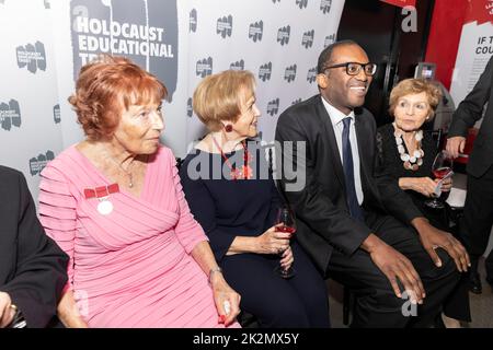 Kwasi Kwarteng, Chancelier de l'Echiquier avec des survivants de l'Holocauste au dîner annuel de l'HET, The Roundhouse. 20th septembre 2022 Banque D'Images