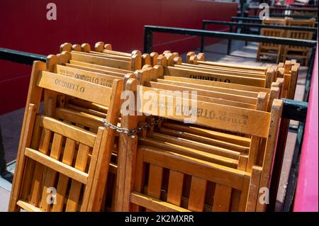 Des chaises en bois empilées et enchaînées dans une rue de Cadix Espagne, prêtes pour une procession publique pendant la semaine sainte à Pâques Banque D'Images