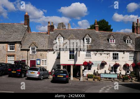 Le pub Greyhound dans le village de Corfe Castle à Purbeck, East Dorset, Royaume-Uni Banque D'Images