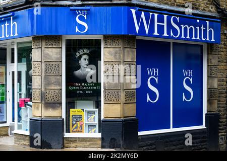 Mort de la reine (hommage au magasin émouvant, affiche commémorant le respect de Elizabeth 2) - W H Smith, Ilkley, Angleterre, Royaume-Uni. Banque D'Images