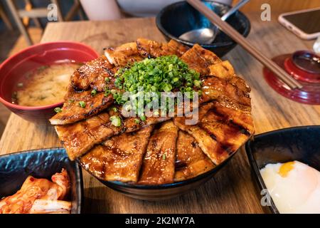 Sauce soja de porc grillée japonaise avec riz, Butadon Tokachi dans un bol au restaurant japonais Banque D'Images