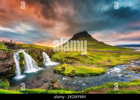 Paysage fantastique de coucher de soleil sur la montagne Kirkjufell avec la cascade Kirkjufellsfoss et le nuage pileus coloré l'été à l'Islande Banque D'Images