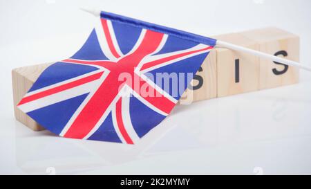 Drapeau britannique sur des cubes en bois avec texte de crise sur fond blanc Banque D'Images