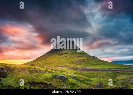 Paysage fantastique de coucher de soleil sur la montagne Kirkjufell avec le nuage pileus coloré l'été à l'Islande Banque D'Images