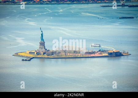 Vue aérienne de la Statue de la liberté et de l'île Liberty à New York Banque D'Images