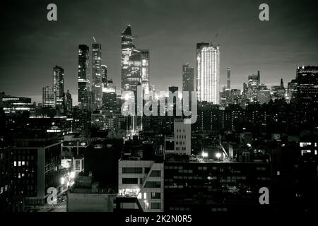 Vue sur la ville sombre de New York en soirée, en noir et blanc Banque D'Images