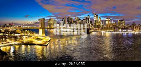 Vue panoramique sur le centre-ville de New York et le pont de Brooklyn en soirée Banque D'Images