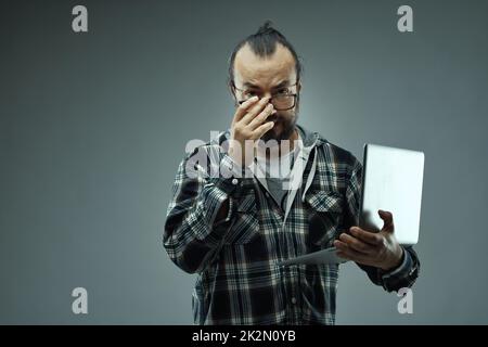 Un intellectuel intelligent qui se met à regarder ses lunettes à la caméra Banque D'Images