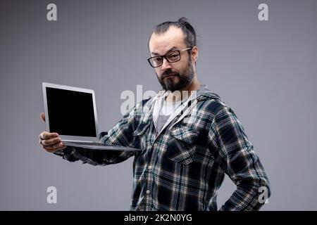 Homme de grande qualité tenant un ordinateur portable exposé Banque D'Images