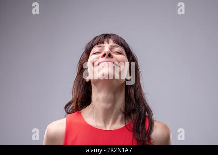 Une femme heureuse avec sa tête jetée en arrière Banque D'Images