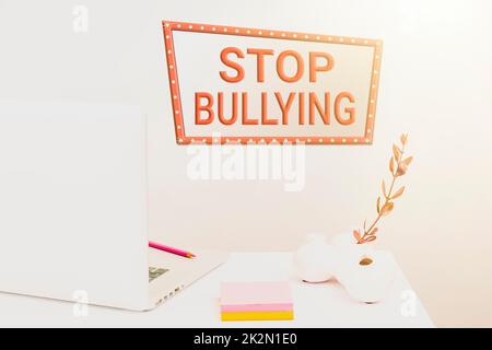 Affiche Stop Bullying. Approche commerciale combattre et éliminer ce comportement inacceptable agressif rangement de l'espace de travail, rédaction de matériel d'outils de bureau, Smart Office Banque D'Images