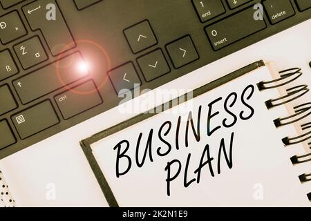 Plan d'affaires en écriture manuscrite. Mot écrit sur la stratégie structurelle buts et objectifs projections financières clavier d'ordinateur et symbole.support d'information pour la communication. Banque D'Images