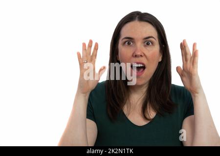 jeune fille brunette avec une expression surprise avec ses mains dans l'air Banque D'Images