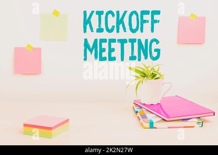 Écriture affichage de texte Kickoff Meeting. Aperçu de l'entreprise discussion spéciale sur les légalités impliquées dans le projet Tidy Workspace Setup, Writing Desk Tools Equipment, Smart Office Banque D'Images