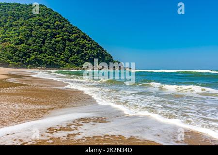 Belle plage déserte à Bertioga sur la côte de l'État de Sao Paulo, Brésil Banque D'Images